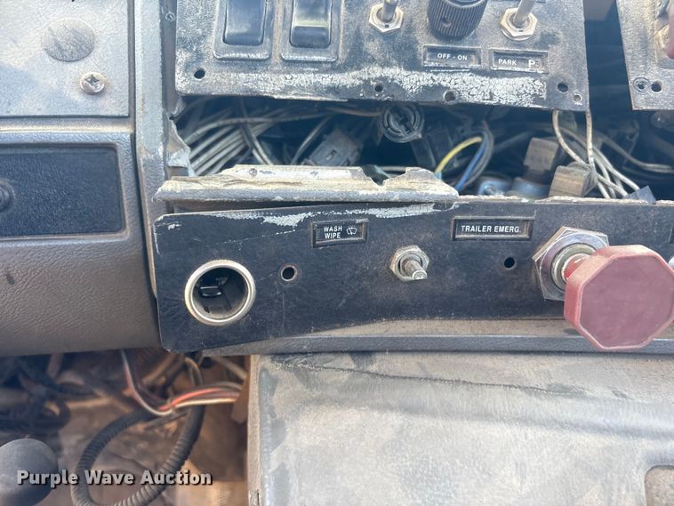 image for item FI0173 2001 Mack RD6 semi truck