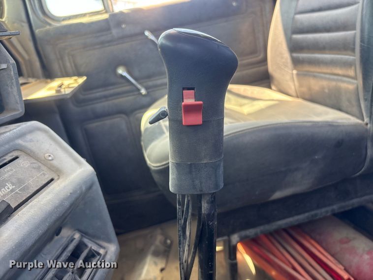 image for item FI0173 2001 Mack RD6 semi truck