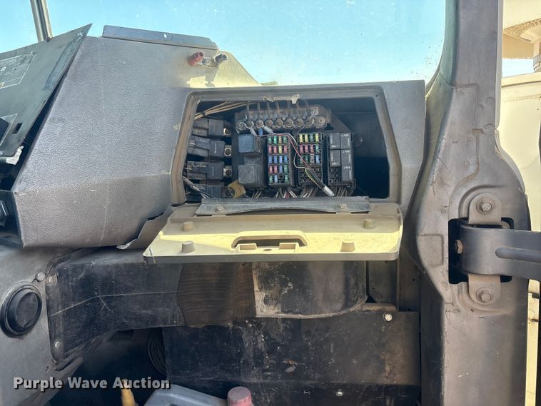 image for item FI0173 2001 Mack RD6 semi truck