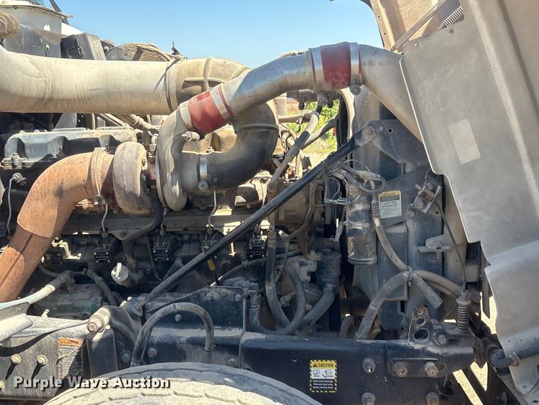 image for item FI0173 2001 Mack RD6 semi truck
