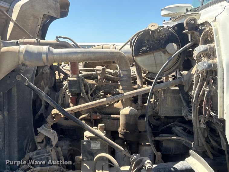 image for item FI0173 2001 Mack RD6 semi truck