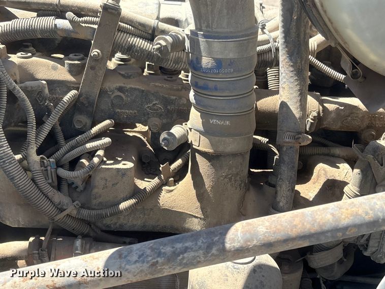 image for item FI0173 2001 Mack RD6 semi truck