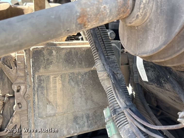 image for item FI0173 2001 Mack RD6 semi truck