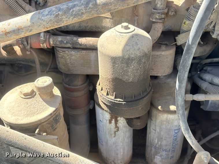 image for item FI0173 2001 Mack RD6 semi truck