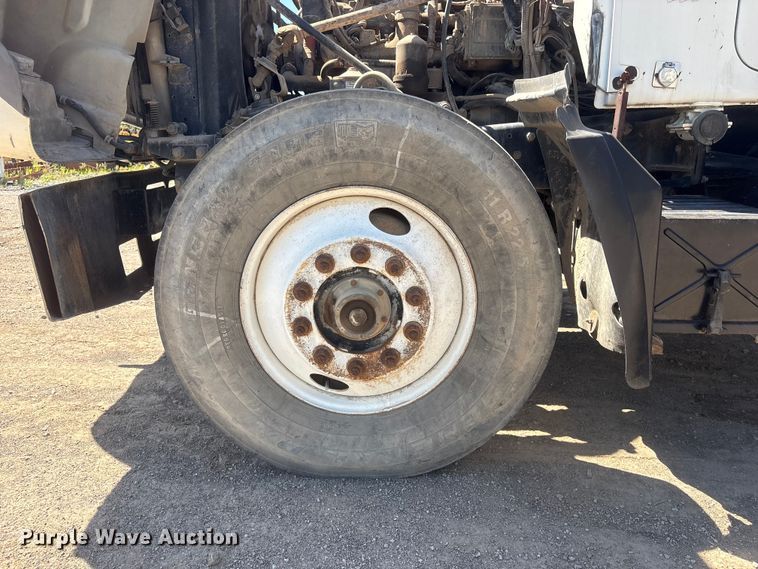 image for item FI0173 2001 Mack RD6 semi truck