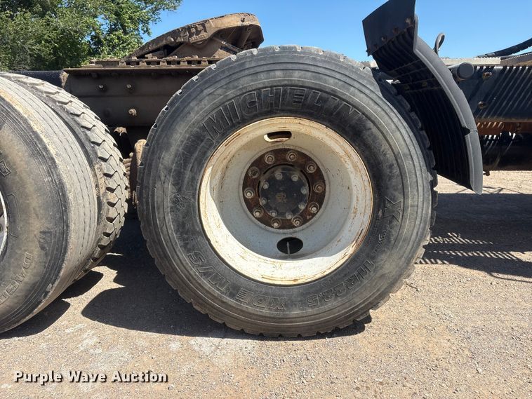image for item FI0173 2001 Mack RD6 semi truck