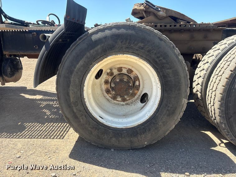 image for item FI0173 2001 Mack RD6 semi truck