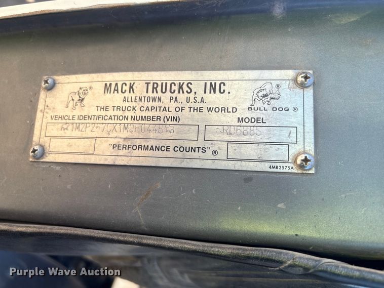 image for item FI0173 2001 Mack RD6 semi truck