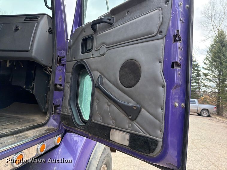 image for item FK0063 2001 Western Star 4900 dump truck