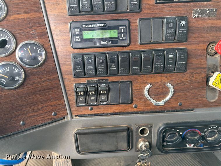 image for item FK0063 2001 Western Star 4900 dump truck