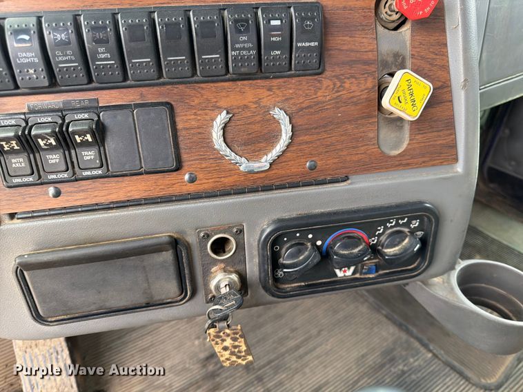 image for item FK0063 2001 Western Star 4900 dump truck