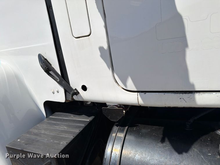 image for item FK0151 1988 Mack RW713 flatbed truck