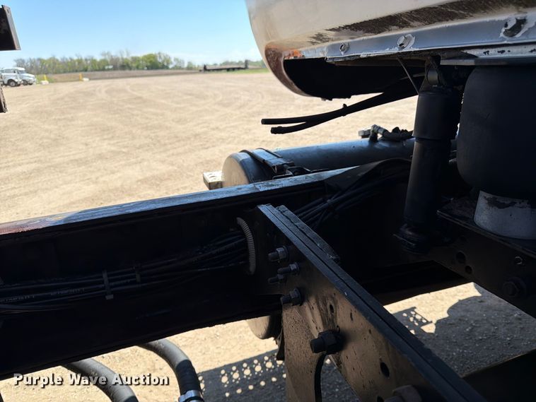 image for item FK0151 1988 Mack RW713 flatbed truck