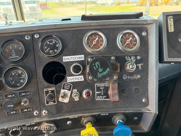 image for item FK0151 1988 Mack RW713 flatbed truck
