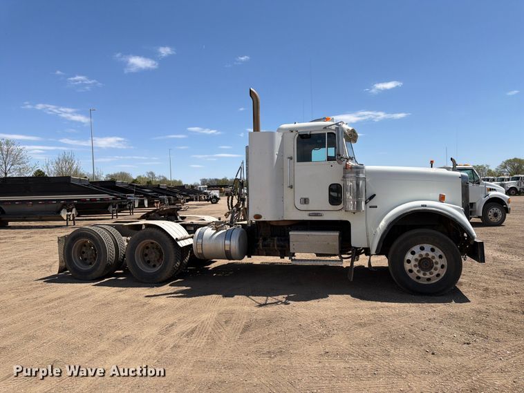 image for item FK0159 2008 Freightliner FLD120 semi truck