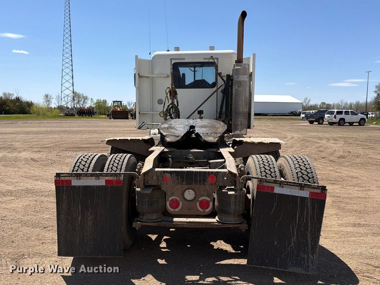 image for item FK0159 2008 Freightliner FLD120 semi truck