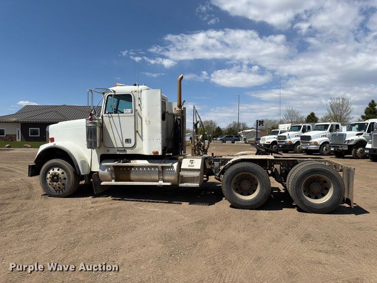 image for item FK0159 2008 Freightliner FLD120 semi truck