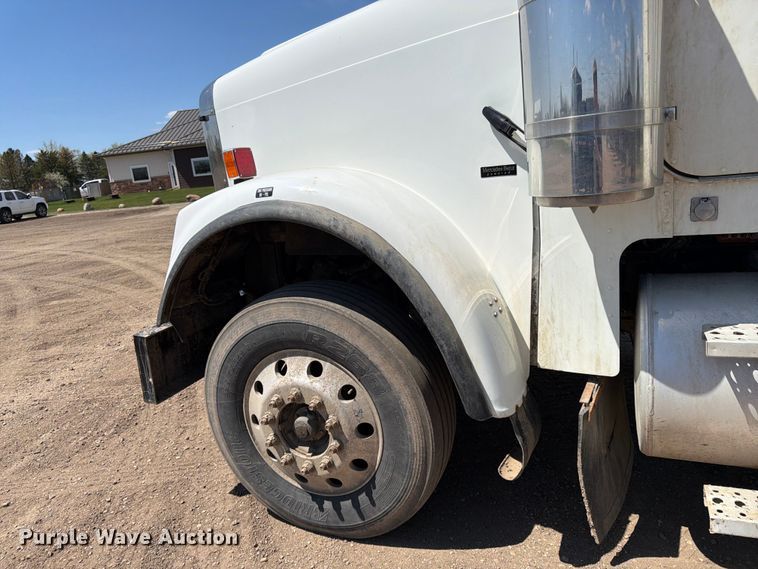 image for item FK0159 2008 Freightliner FLD120 semi truck