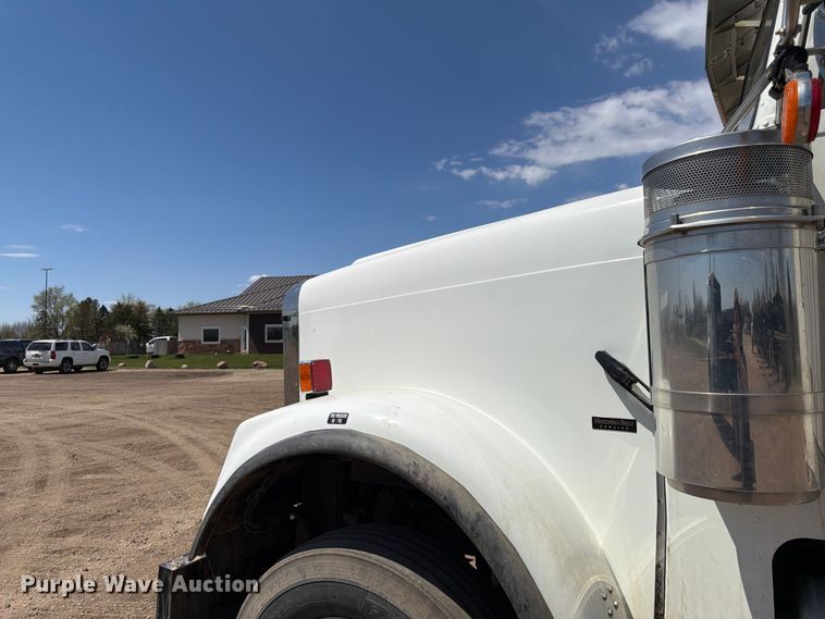 image for item FK0159 2008 Freightliner FLD120 semi truck