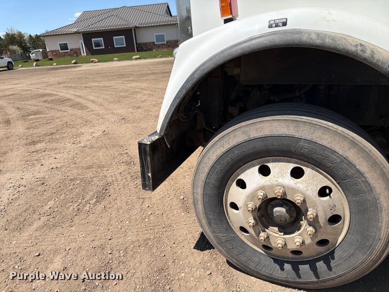 image for item FK0159 2008 Freightliner FLD120 semi truck