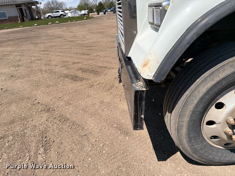 image for item FK0159 2008 Freightliner FLD120 semi truck
