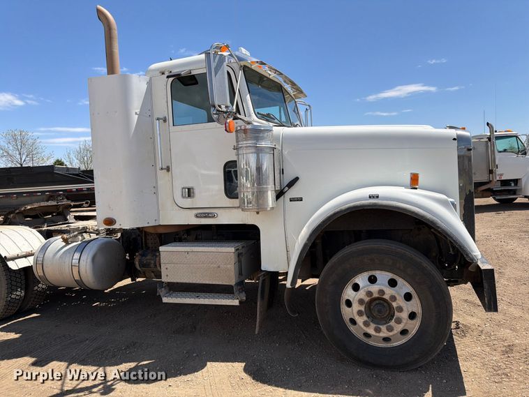 image for item FK0159 2008 Freightliner FLD120 semi truck