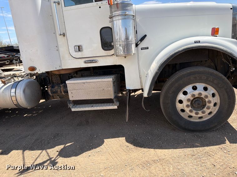 image for item FK0159 2008 Freightliner FLD120 semi truck