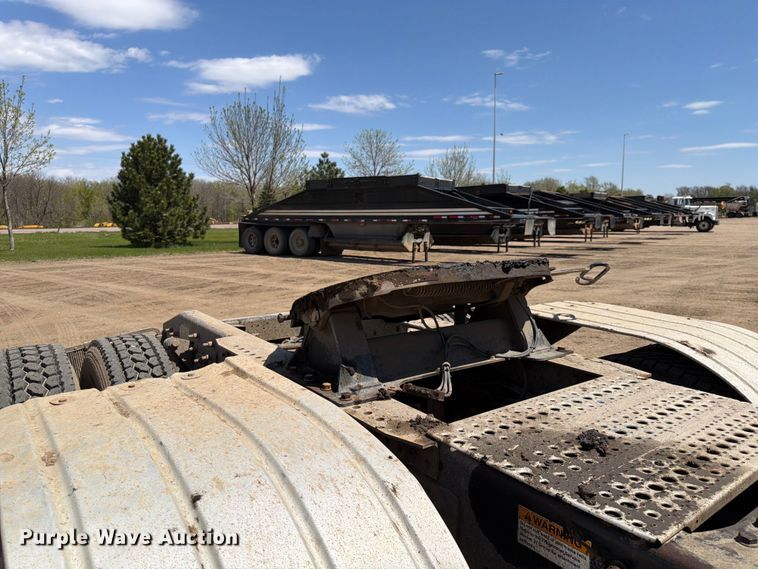 image for item FK0159 2008 Freightliner FLD120 semi truck