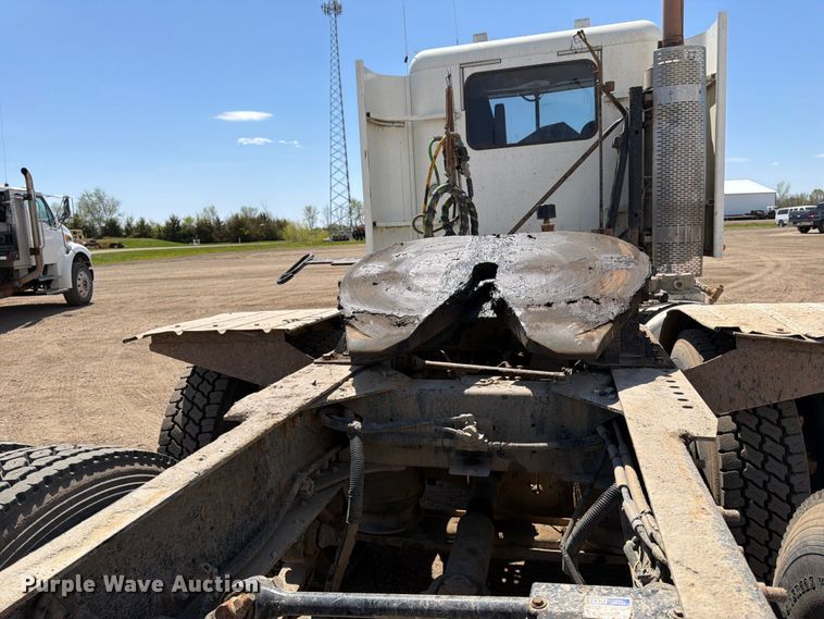 image for item FK0159 2008 Freightliner FLD120 semi truck