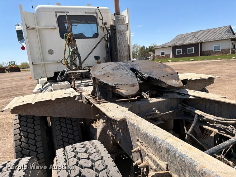 image for item FK0159 2008 Freightliner FLD120 semi truck