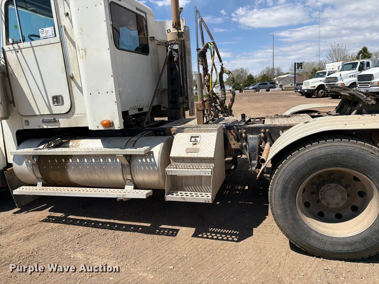 image for item FK0159 2008 Freightliner FLD120 semi truck