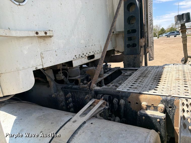 image for item FK0159 2008 Freightliner FLD120 semi truck