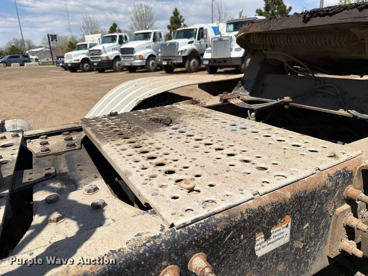image for item FK0159 2008 Freightliner FLD120 semi truck