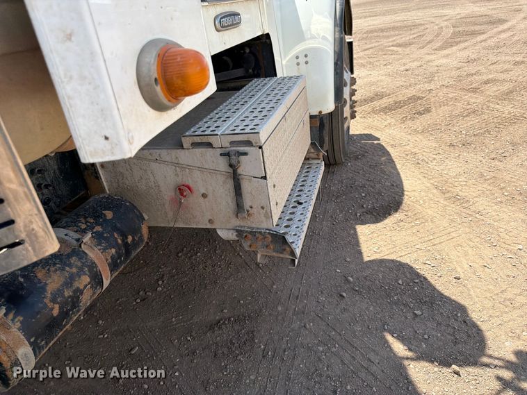 image for item FK0159 2008 Freightliner FLD120 semi truck