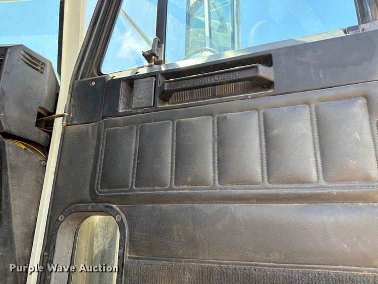 image for item FK0159 2008 Freightliner FLD120 semi truck