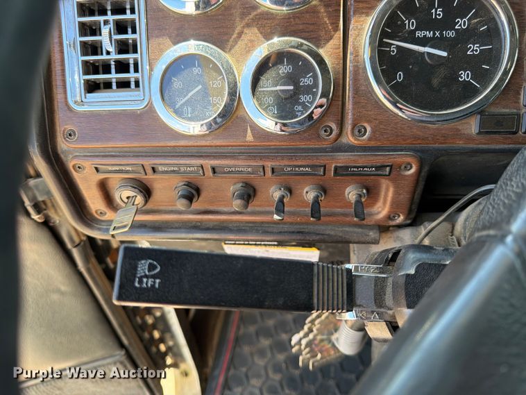 image for item FK0159 2008 Freightliner FLD120 semi truck