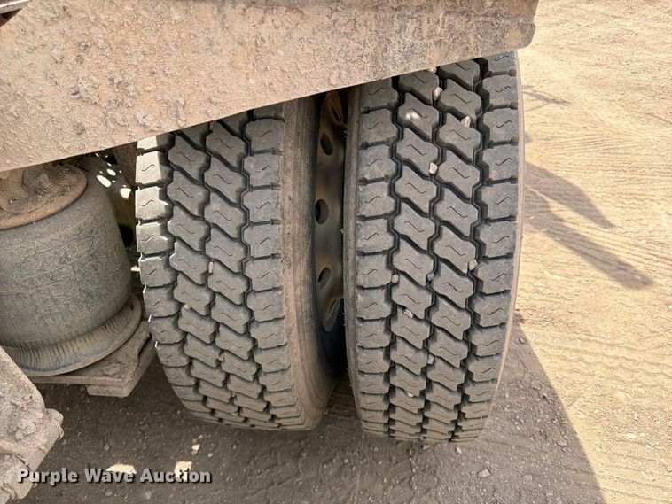 image for item FK0159 2008 Freightliner FLD120 semi truck