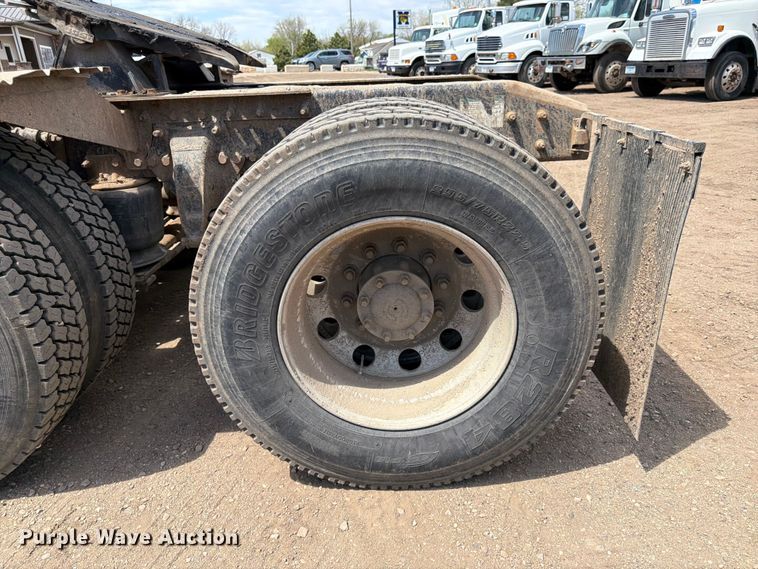 image for item FK0159 2008 Freightliner FLD120 semi truck
