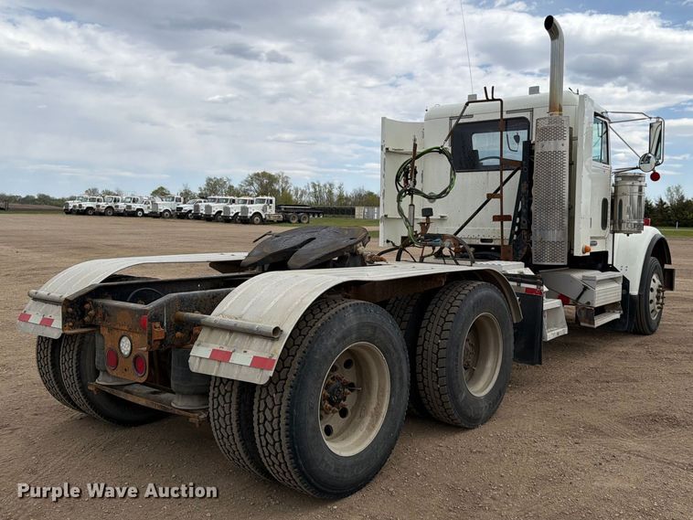 image for item FK0162 2010 Freightliner FLD120 semi truck