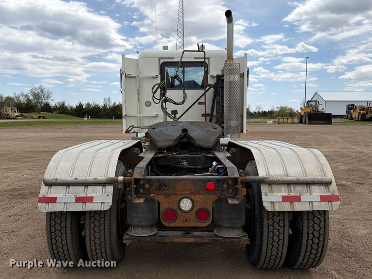 image for item FK0162 2010 Freightliner FLD120 semi truck