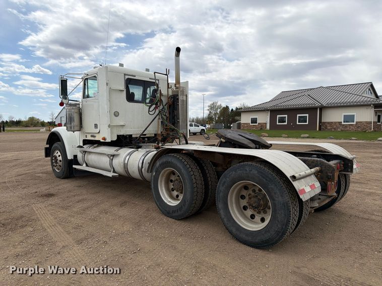 image for item FK0162 2010 Freightliner FLD120 semi truck