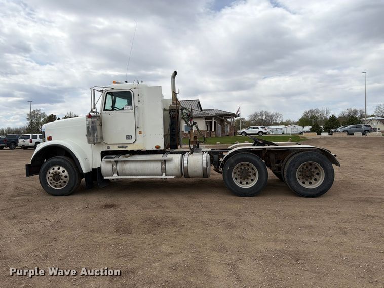 image for item FK0162 2010 Freightliner FLD120 semi truck