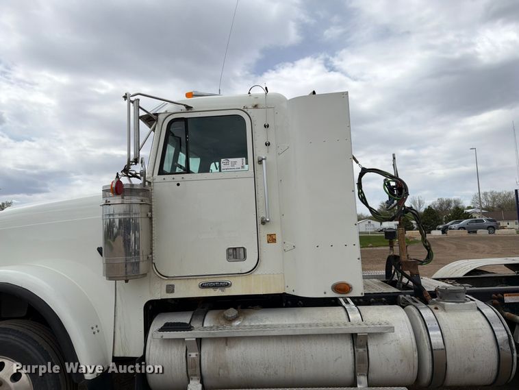 image for item FK0162 2010 Freightliner FLD120 semi truck
