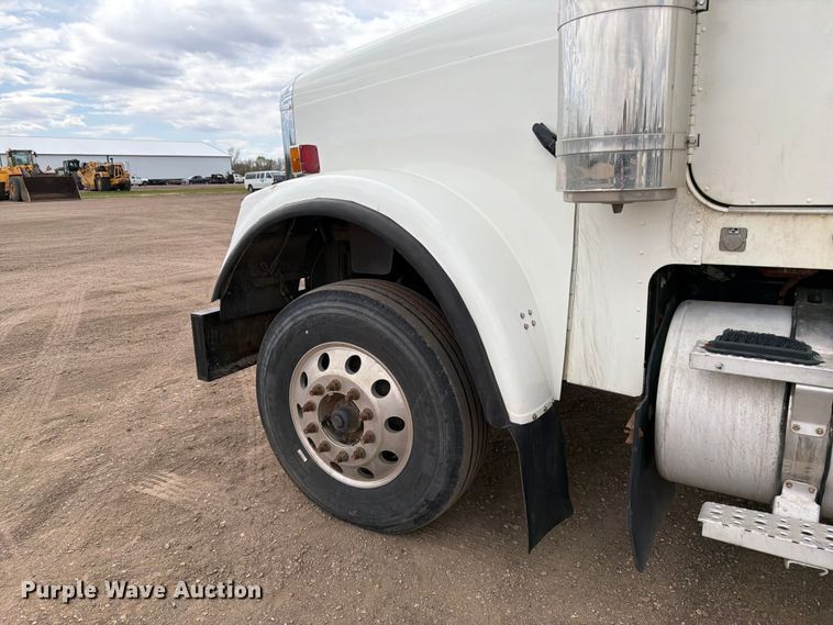 image for item FK0162 2010 Freightliner FLD120 semi truck