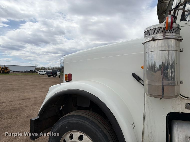 image for item FK0162 2010 Freightliner FLD120 semi truck