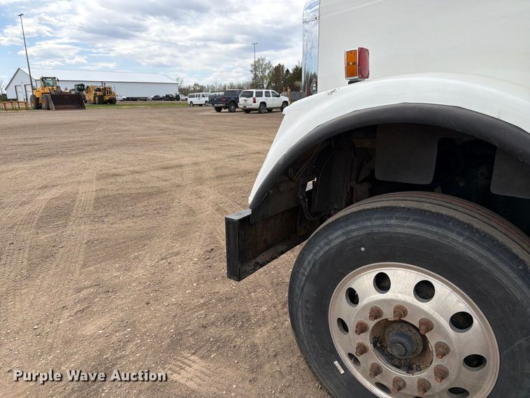 image for item FK0162 2010 Freightliner FLD120 semi truck