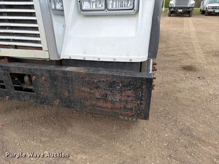 image for item FK0162 2010 Freightliner FLD120 semi truck