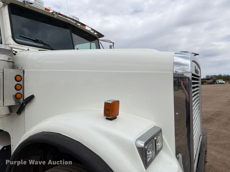 image for item FK0162 2010 Freightliner FLD120 semi truck