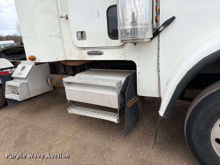 image for item FK0162 2010 Freightliner FLD120 semi truck