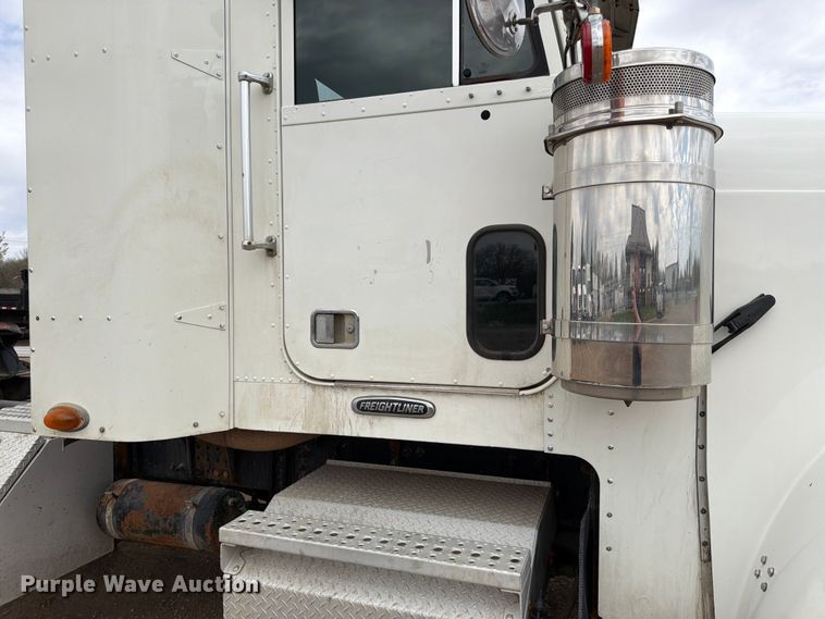 image for item FK0162 2010 Freightliner FLD120 semi truck